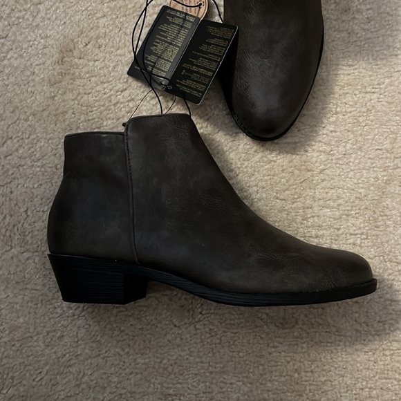 NWT Forever 21 Dark Grey Rustic Ankle Boots 6.5 - Picture 4 of 10